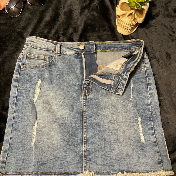 Medium wash denim skirt in size large - Picture 4 of 4